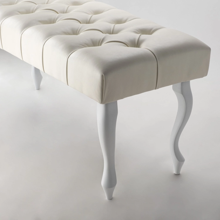 Elegante crèmekleurige leren bank met quilting, ideaal voor de lobby of hal