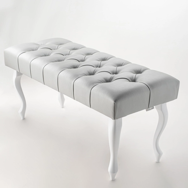 Klassieke Chesterfield bank, gewatteerd, grijs leer, elegantie en comfort