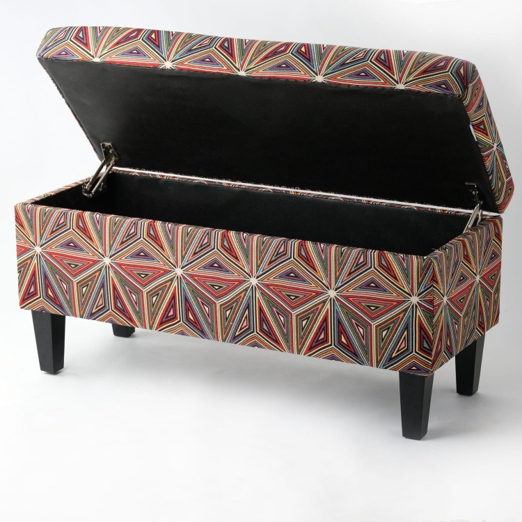 Opbergpoef met kleurrijke gebloemde bekleding, ideaal voor gezellige interieurs