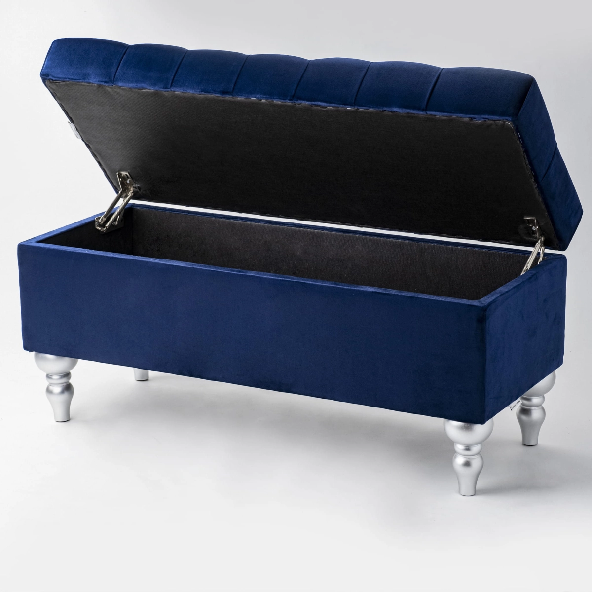 Gewatteerde poef in marineblauw met opbergvak, een stijlvol en ruim accessoire