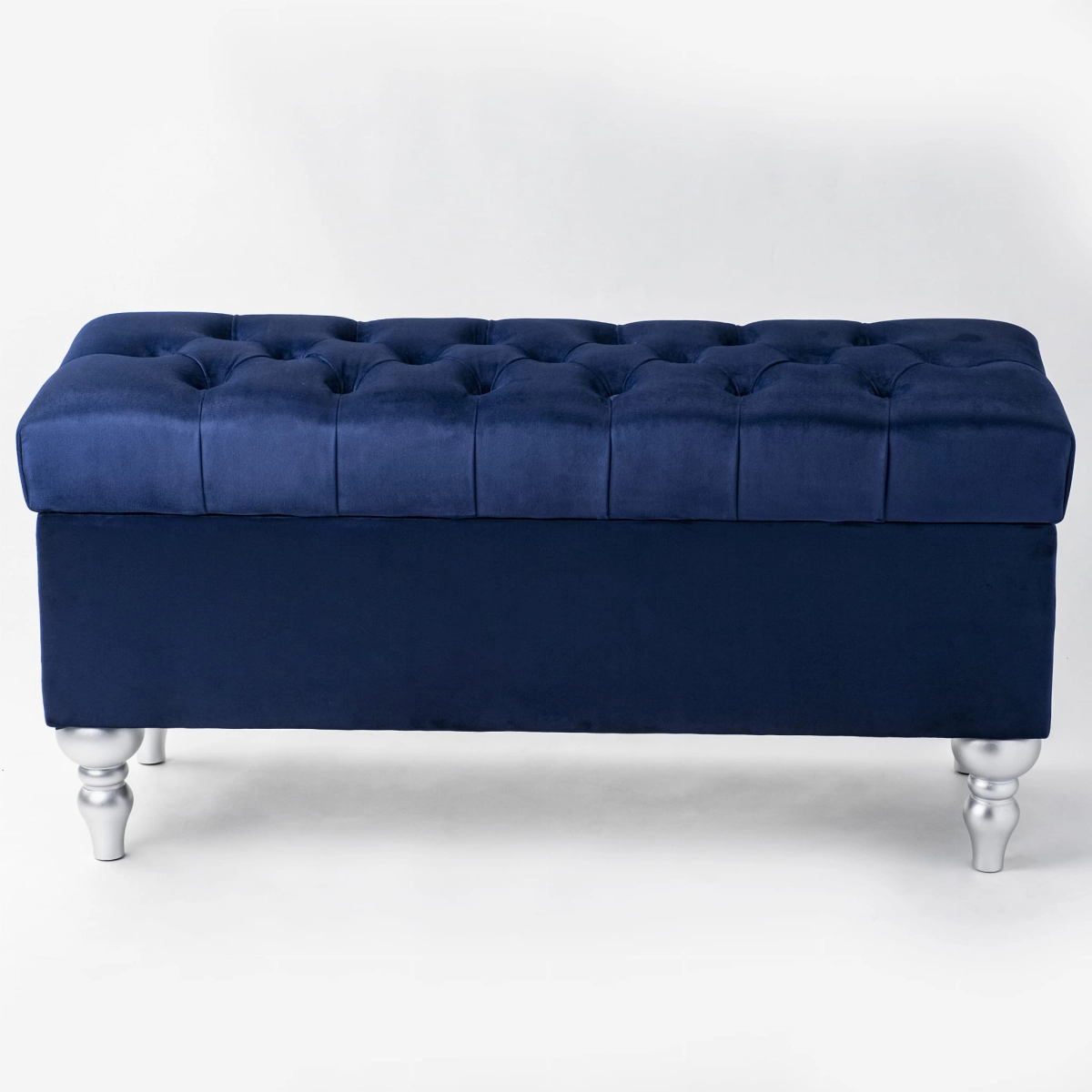 Navyblauwe poef met opbergruimte en quilting, ideaal voor moderne interieurs