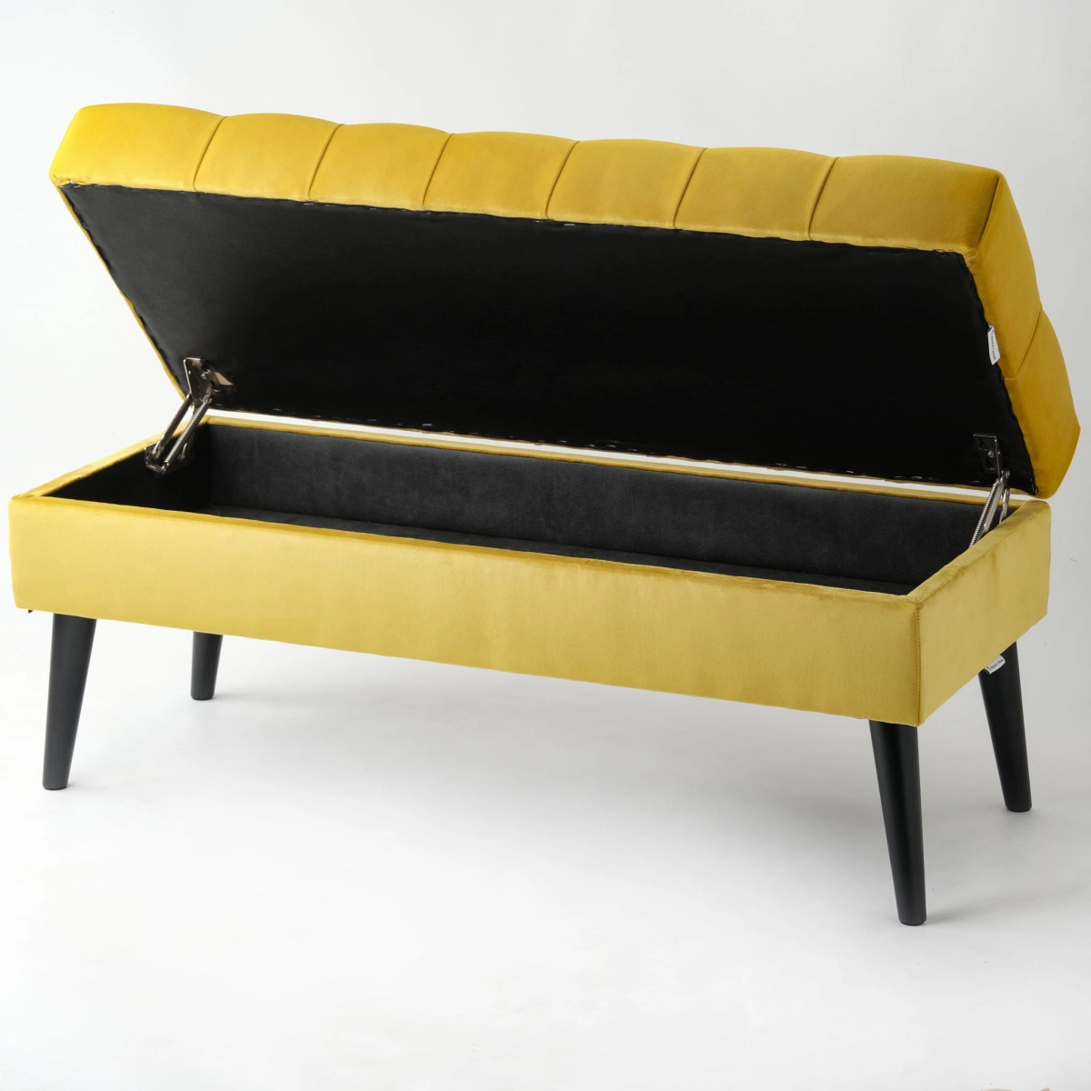 Honing open bank met opbergruimte, een comfortabel en esthetisch mooi meubelstuk