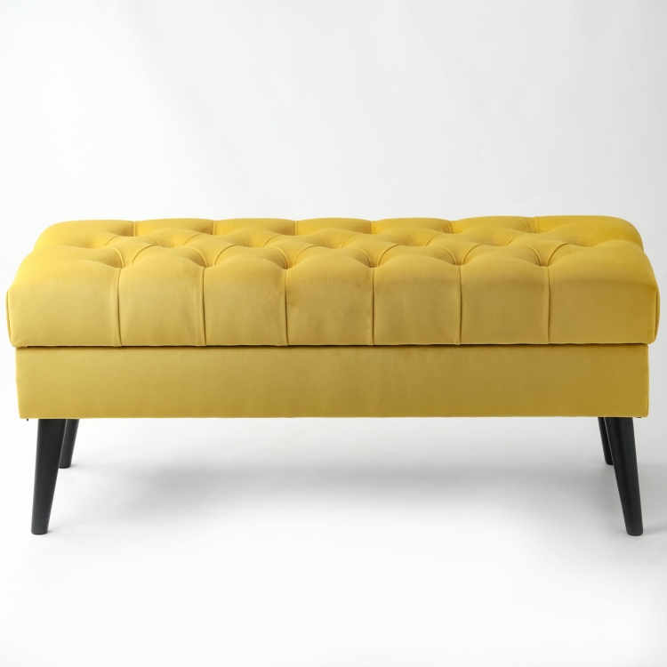 Stijlvolle gewatteerde kist in honingkleur, een praktisch meubelstuk voor het interieur