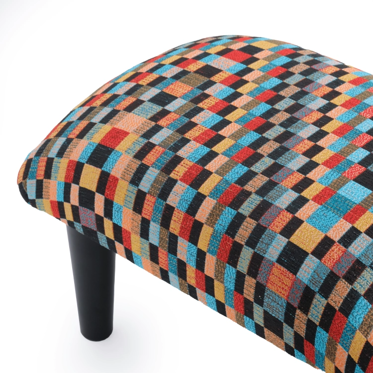 Fauteuil poef in felle kleuren, een comfortabel en decoratief meubelstuk