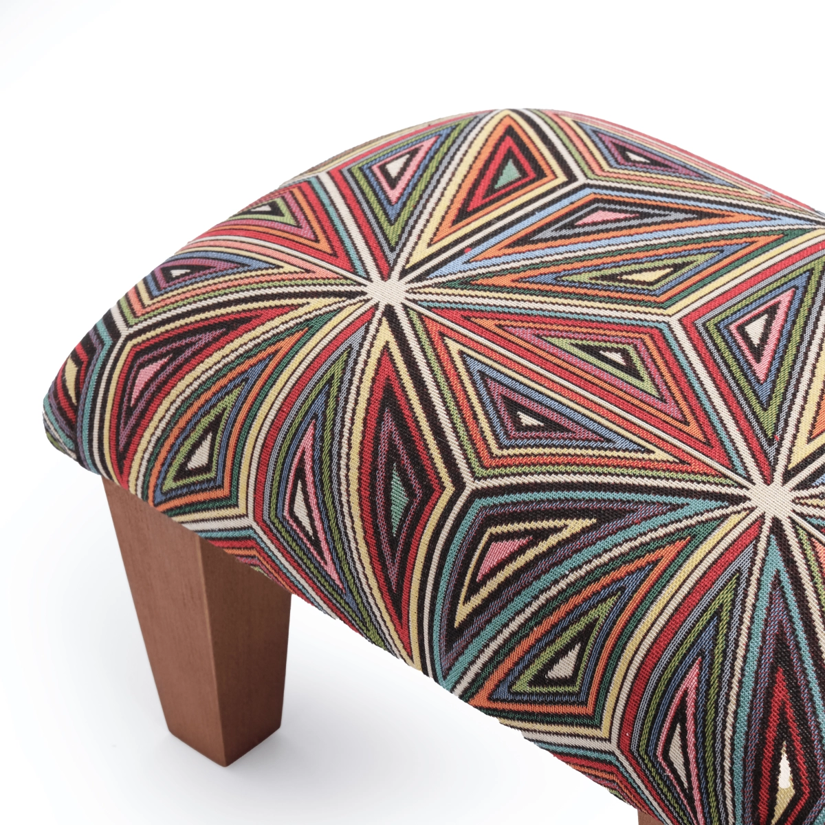 Fauteuil poef in felle kleuren, een comfortabel en decoratief meubelstuk