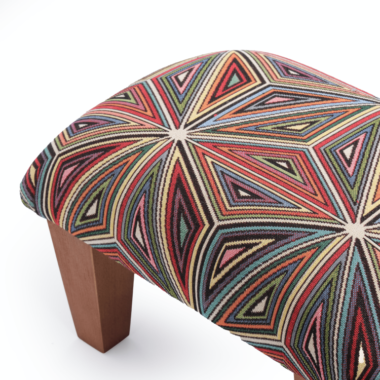 Fauteuil poef in felle kleuren, een comfortabel en decoratief meubelstuk