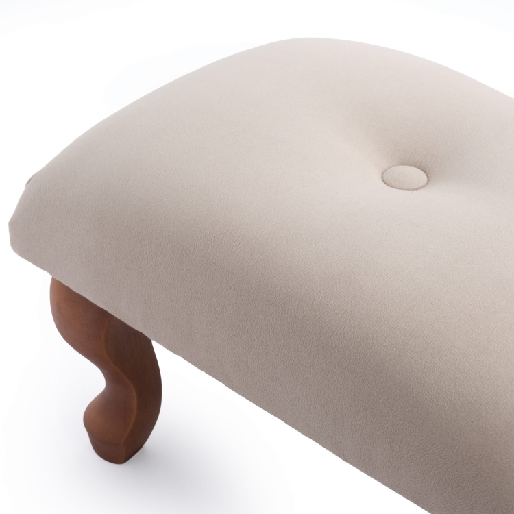 Modern gewatteerd krukje in latte kleur, praktisch en esthetisch mooi