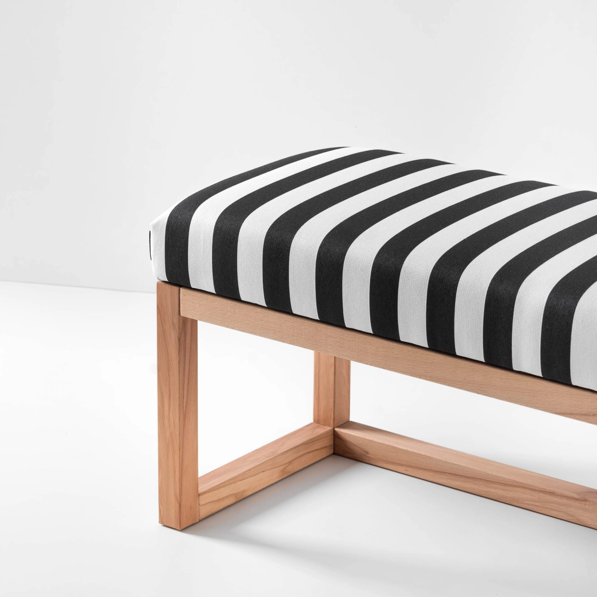 Stijlvolle bank met gestreepte bekleding en licht hout
