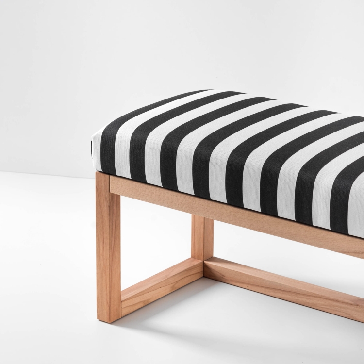 Stijlvolle bank met gestreepte bekleding en licht hout