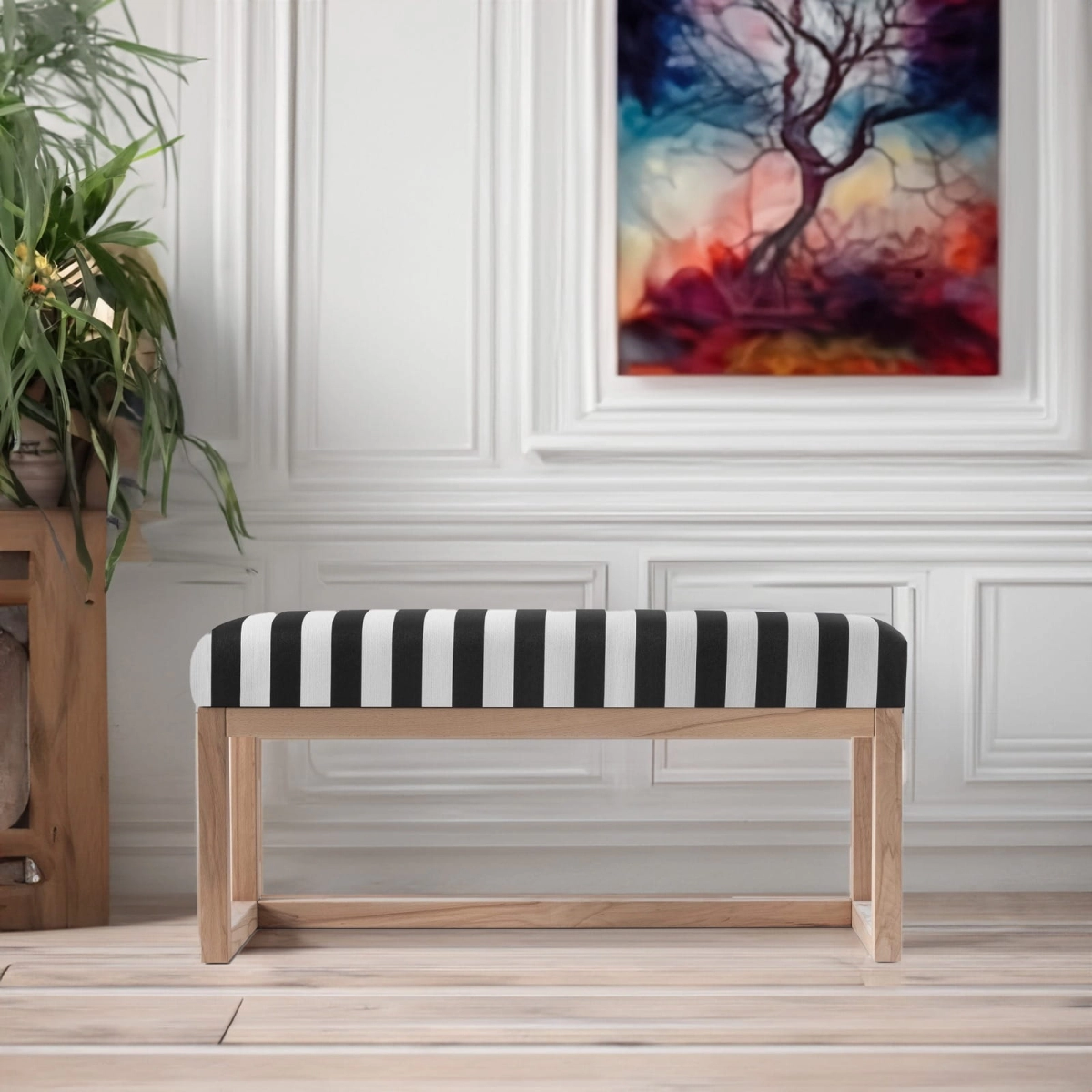 Stijlvolle bank met gestreepte bekleding en licht hout