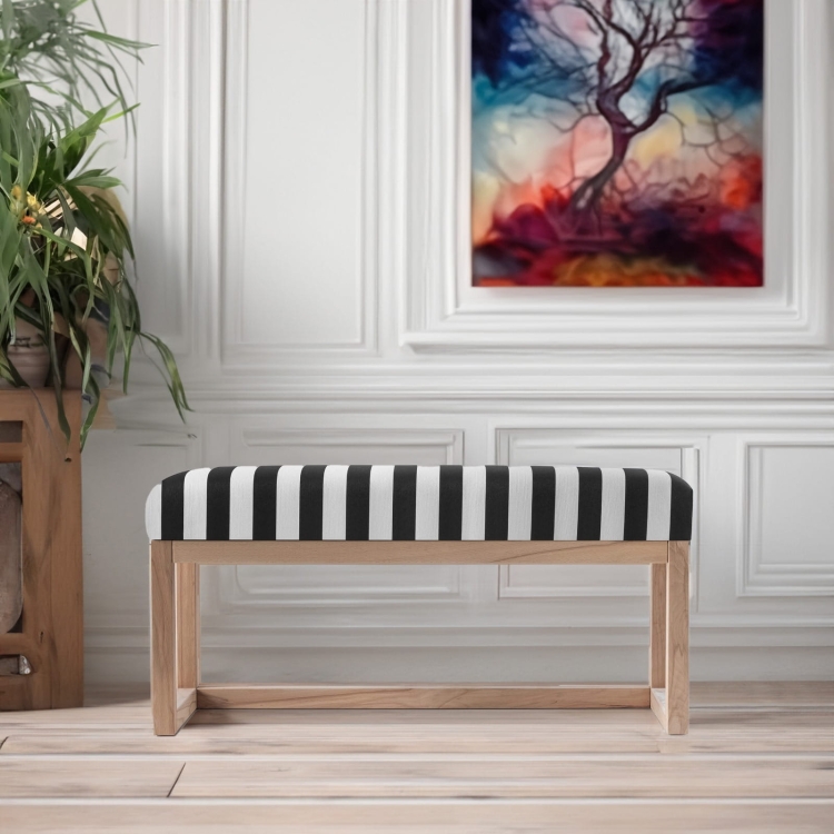 Stijlvolle bank met gestreepte bekleding en licht hout