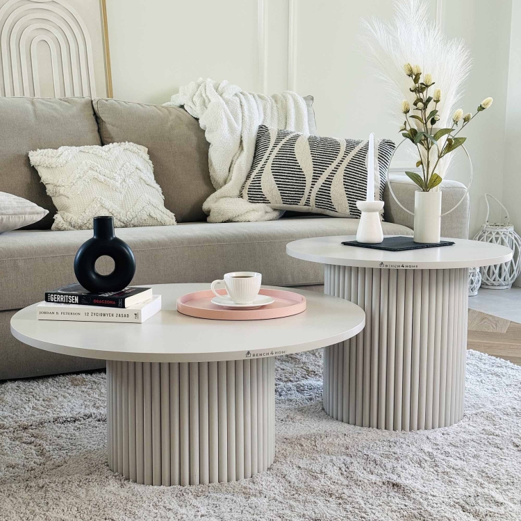 een set witte, gegroefde salontafels