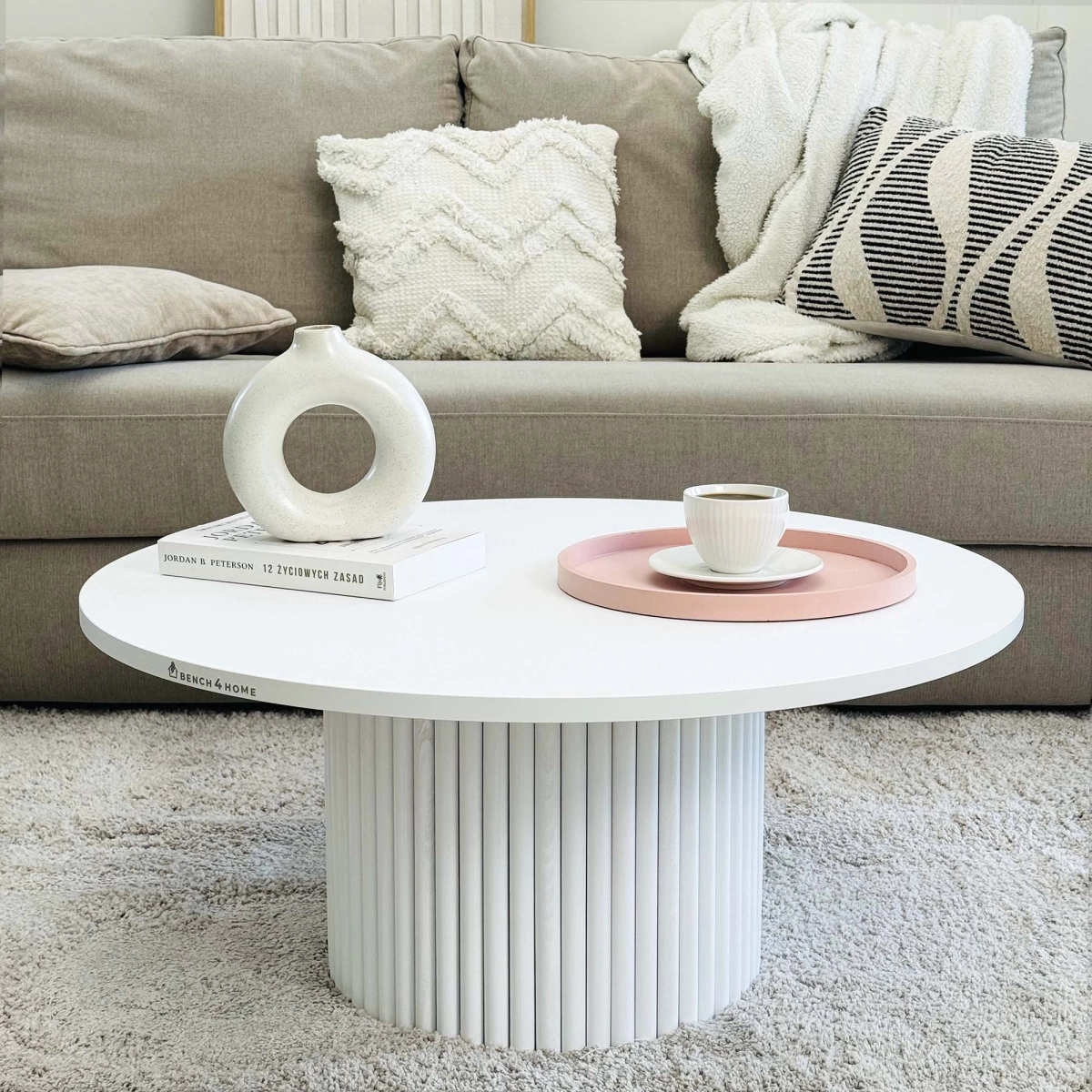 Ronde witte salontafel met decoratieve gegroefde poot voor lichte, ruime interieurs
