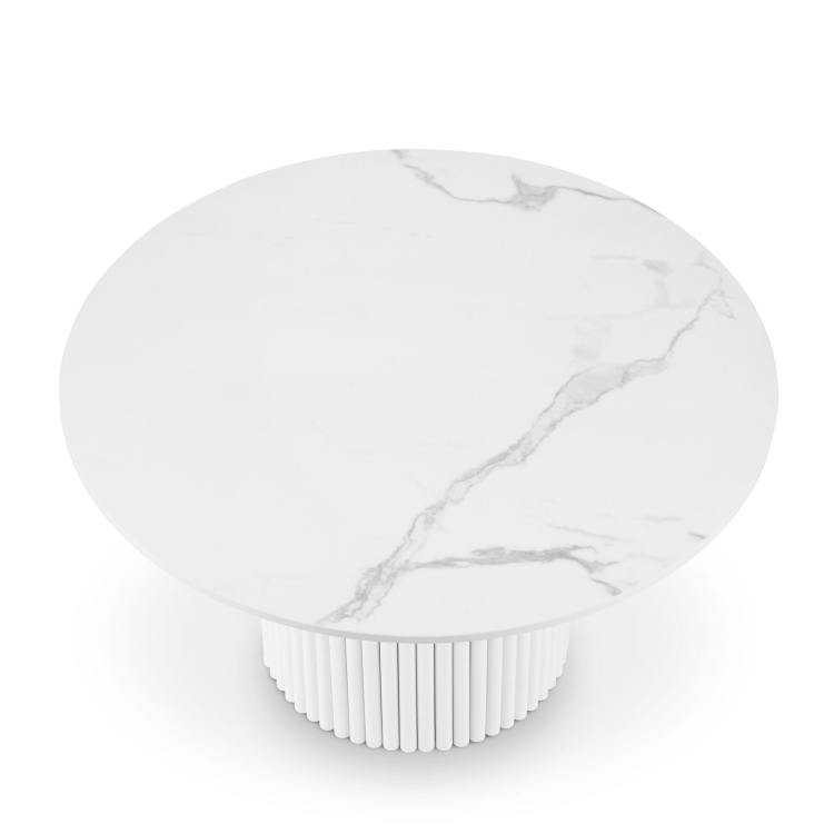 Witte ronde tafel met stenen blad en gegroefde voet