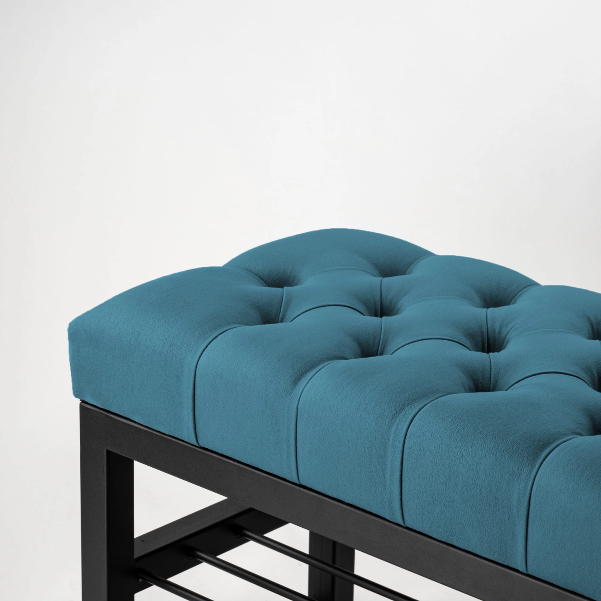 Bank in blauw met quilting en stalen structuur met planken