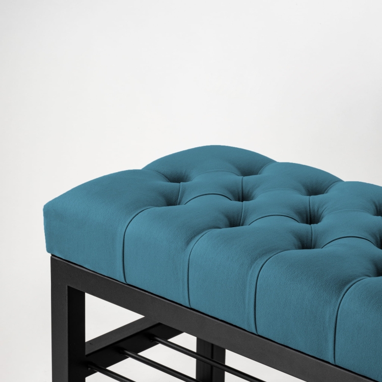 Bank in blauw met quilting en stalen structuur met planken