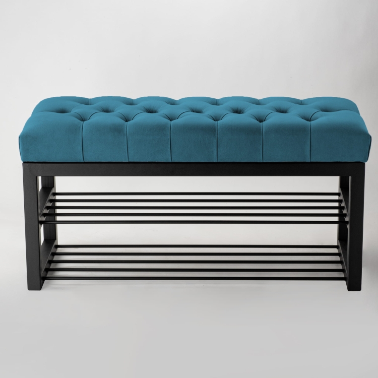 Industriële halbank met blauwe zitting en zwarte metalen schoenenplanken