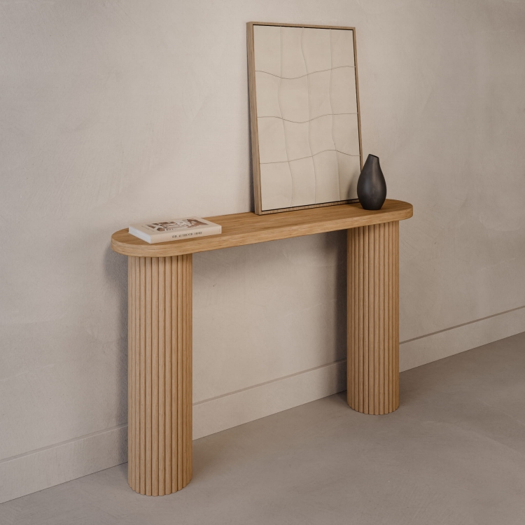 Houten consoletafel voor in de hal met gegroefde poten