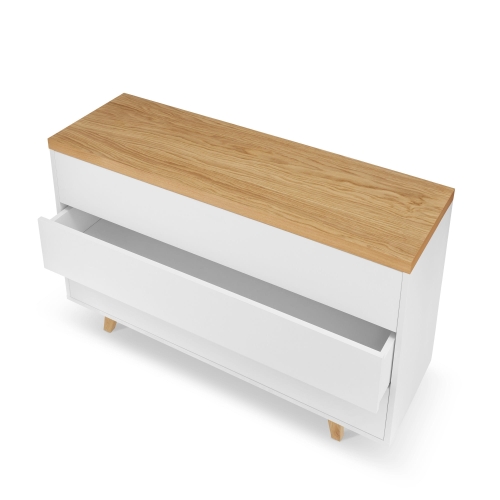 Wysoka komoda dębowa z szufladami w stylu skandynawskim, minimalistyczna i funkcjonalna