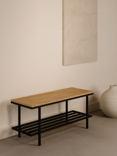 Industrielle Stahlbank mit Holzplatte in einer Diele
