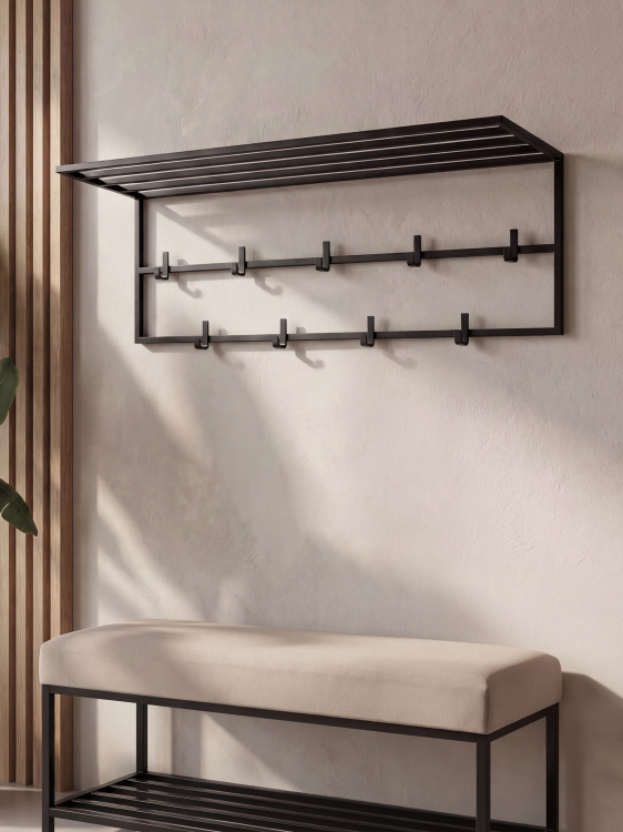 Czarny stalowy wieszak z półką na ścianę do przedpokoju, praktyczny i nowoczesny