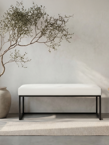 kremowa ławka do przedpokoju na metalowym stelażu