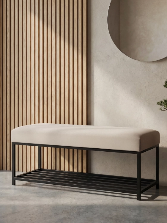 ławka w kolorze beżowym na metalowym czarnym stelażu