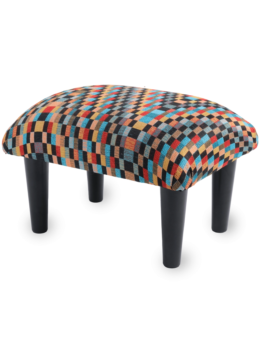 Kleurrijke fauteuilvoetsteun, een levendig en stijlvol accent in het interieur