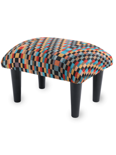 Kleurrijke fauteuilvoetsteun, een levendig en stijlvol accent in het interieur