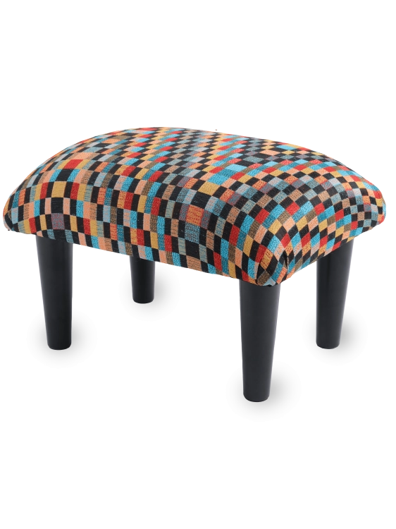 Kleurrijke fauteuilvoetsteun, een levendig en stijlvol accent in het interieur