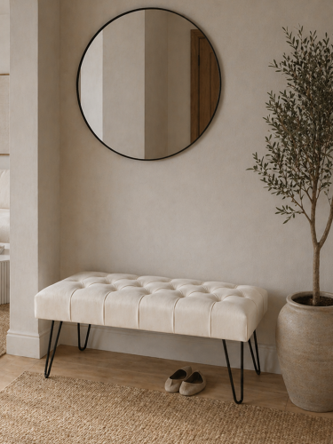 Crème gewatteerde bank met decoratieve pinpoten