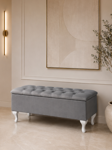 Grote grijze gecapitonneerde poef met opbergruimte – een elegant en ruimtelijk interieuraccessoire.