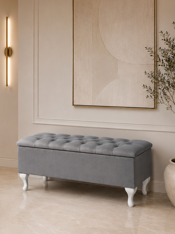 Grote grijze gecapitonneerde poef met opbergruimte – een elegant en ruimtelijk interieuraccessoire.