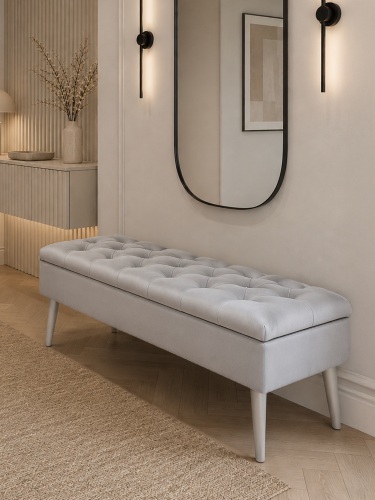 Lichtgrijze gewatteerde poef met opbergruimte, comfortabel en functioneel voor de woonkamer