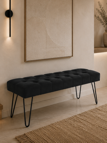 Zwarte gewatteerde bank met pinpoten - een elegant en modern meubelstuk voor de woonkamer of hal