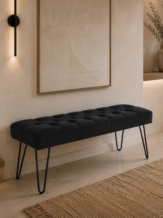 Zwarte gewatteerde bank met pinpoten - een elegant en modern meubelstuk voor de woonkamer of hal
