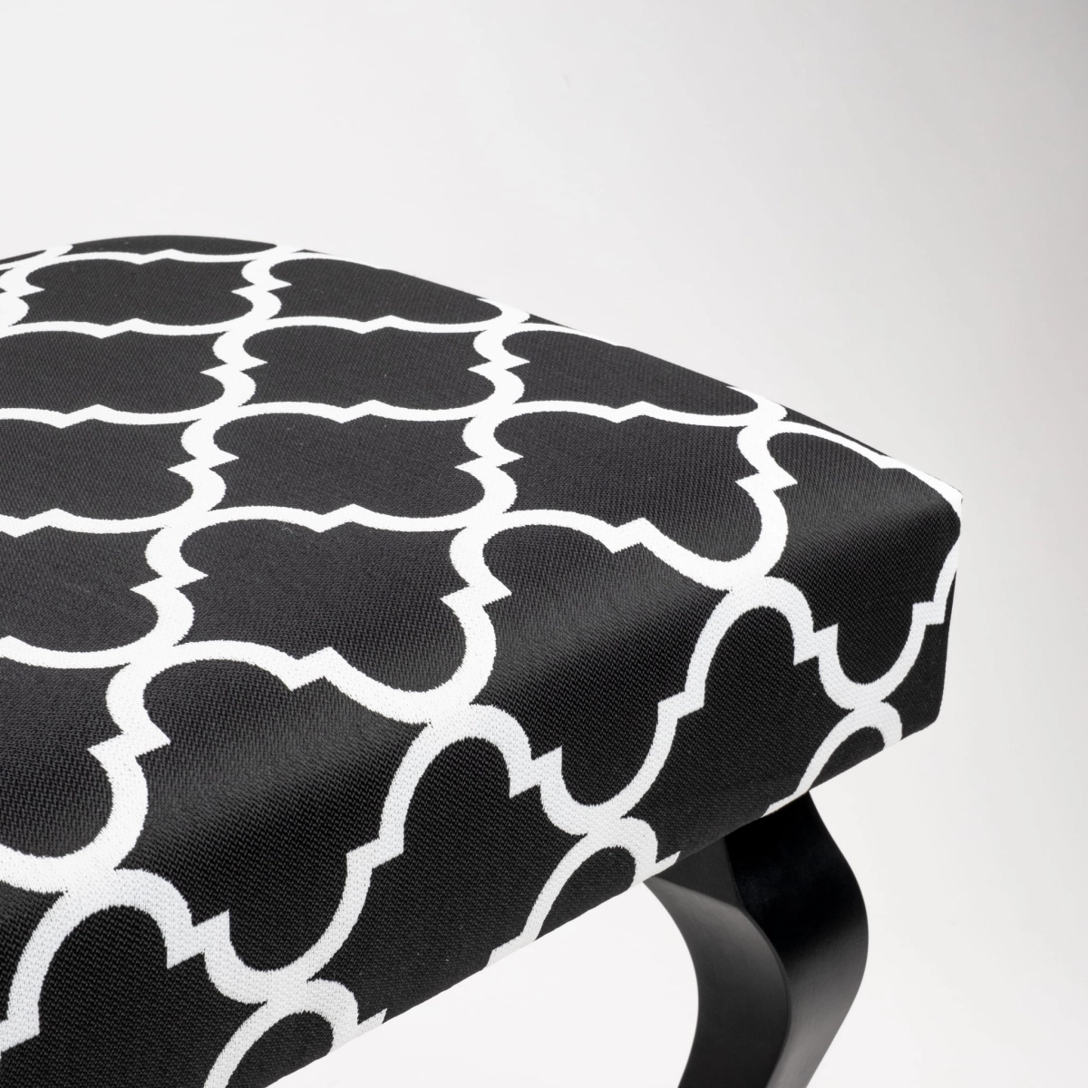 Decoratieve bank met sierlijke bekleding en zwarte poten