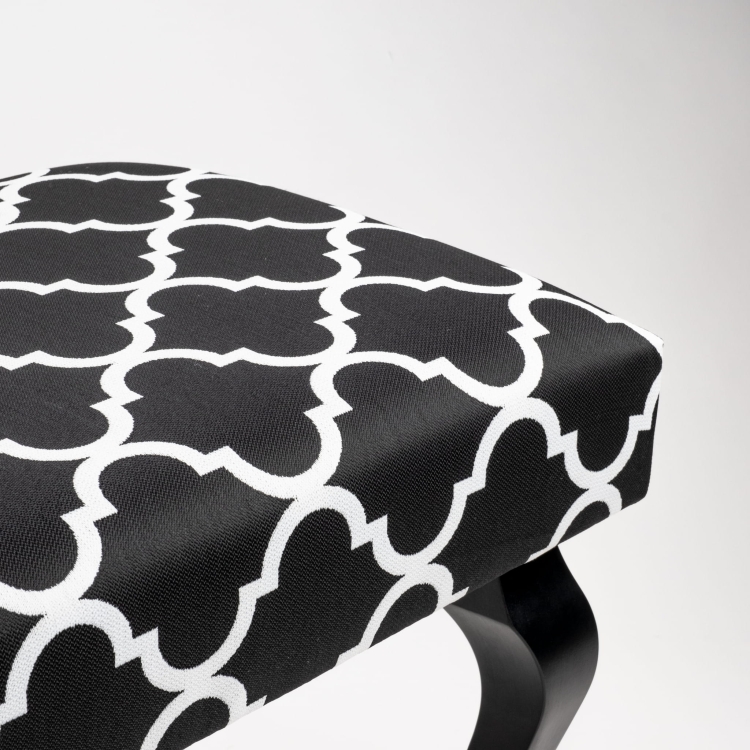 Decoratieve bank met sierlijke bekleding en zwarte poten