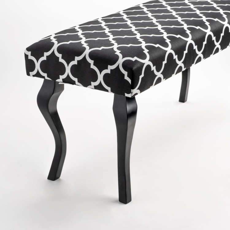 Gedessineerde bank met beklede zitting en houten poten in zwart