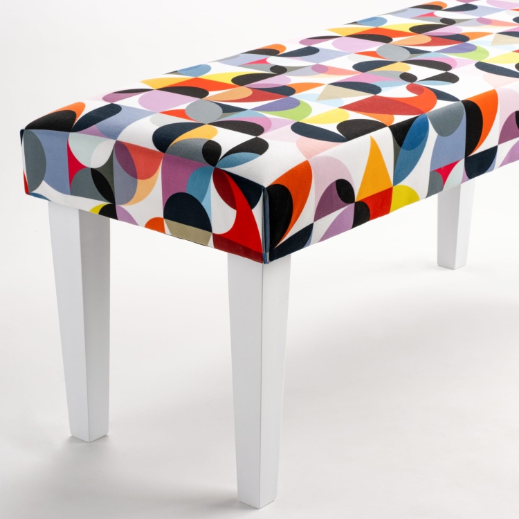 Bank met patroon op witte poten