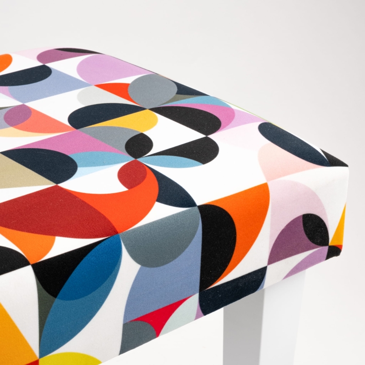 Gestoffeerde bank met patroon en witte poten