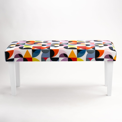 Bank met patroon op witte poten