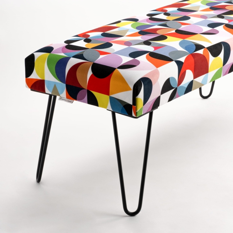 Bank met patroon op metalen poten