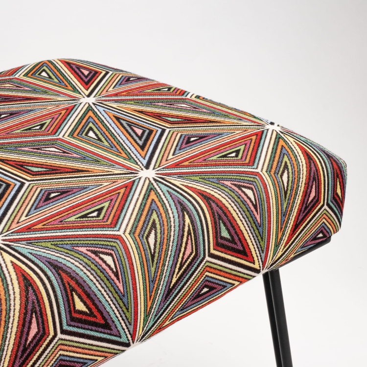 Bank met patroon op metalen poten