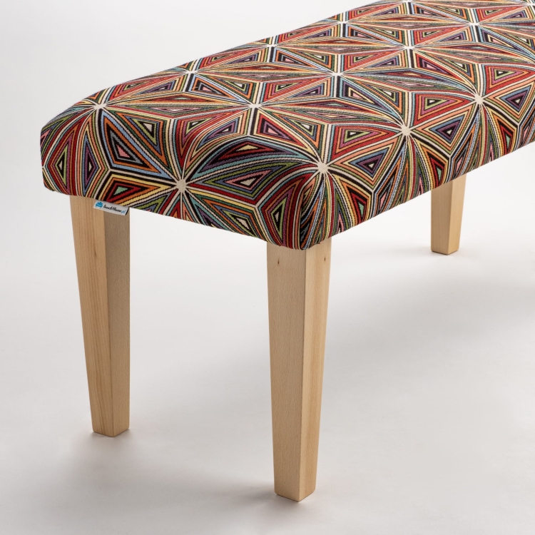 Bank met patroon op houten poten