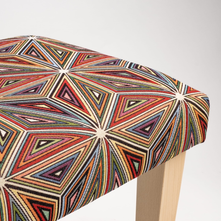 Gestoffeerde bank met patroon op houten poten