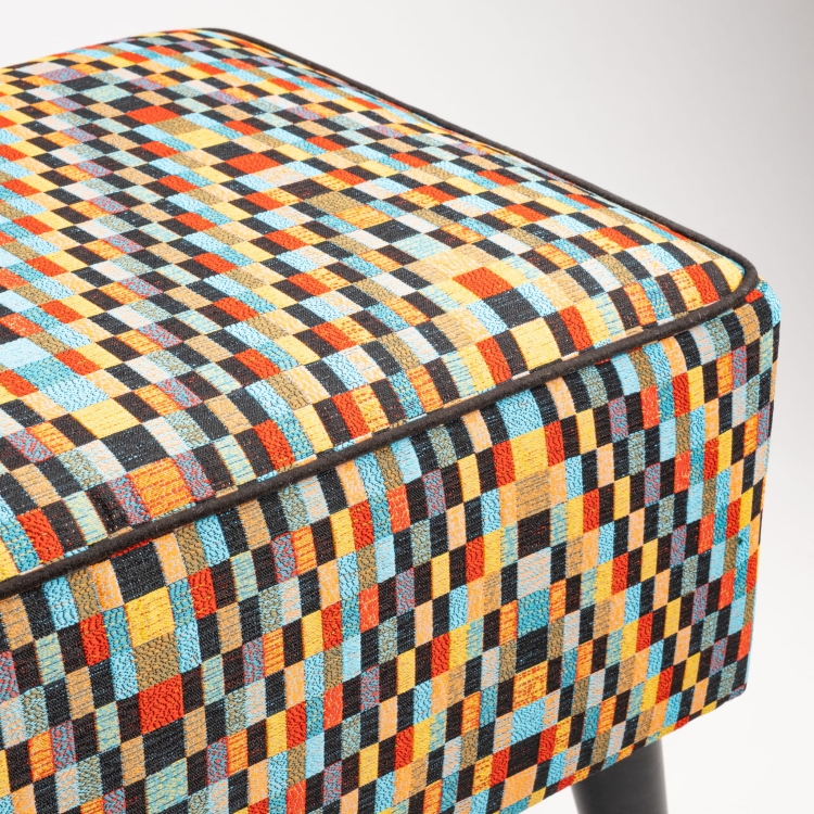 gestoffeerde kleurrijke halbank op zwarte poten