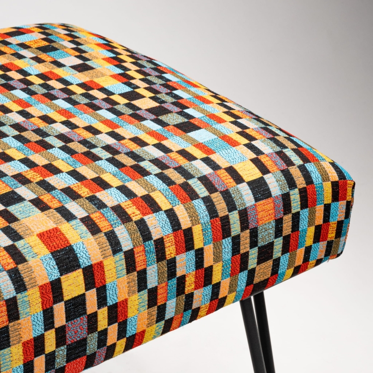 Loft bank met gedessineerde bekleding en zwart metalen pin onderstel