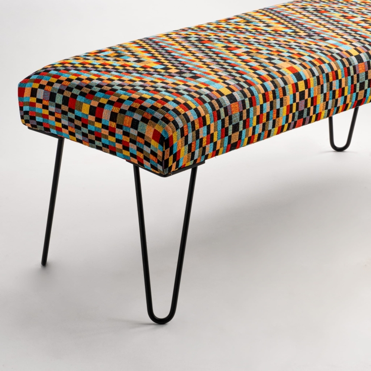 Bank in loftstijl met patroon, decoratieve bekleding en dunne metalen pinpoten