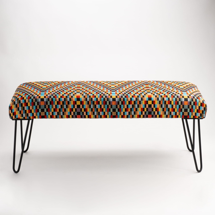 Gestoffeerde industriële bank met kleurrijk patroon en slanke pinpoten